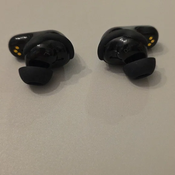 Bose QuietComfort  Black Wireless Earbuds(Read Description) - Picture 3 of 5